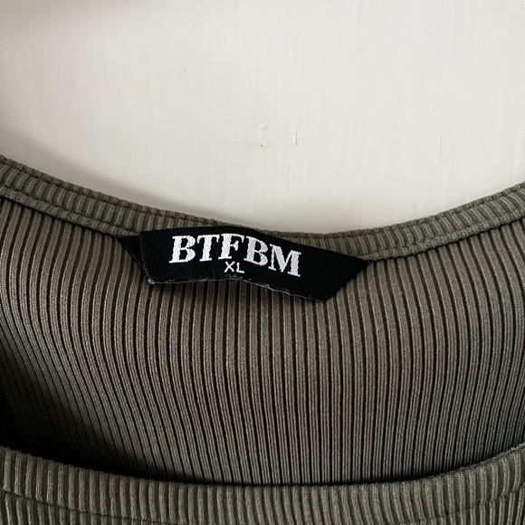 Olive Green Ribbed Tee with Ruched Sides - Picture 2 of 3